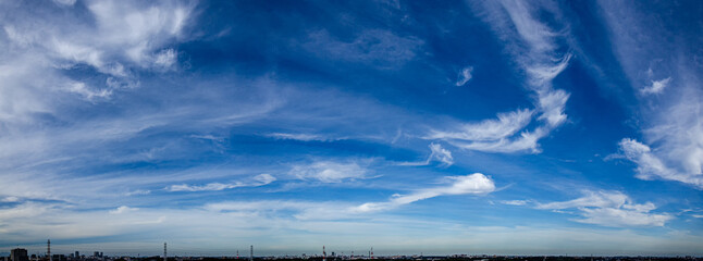 Fototapeta na wymiar 初夏の青空に浮かぶ巻雲