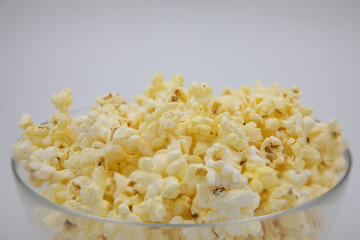 popcorn in oil in a glass plate
