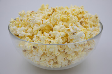 popcorn in oil in a glass plate
