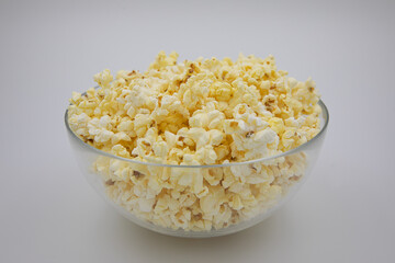 popcorn in oil in a glass plate
