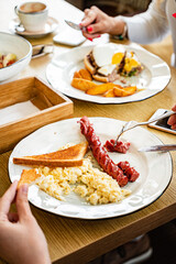 friends eating in the cafe