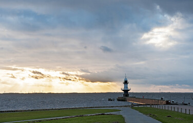 Leuchtturm an der M&uuml;ndung des Nord-Ost-See-Kanals in die Elbe bei Brunsb&uuml;ttel, Schleswig-Holstein, Deutschland
