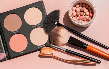 Make up details, contouring and strobing visage for face 