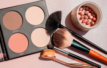 Make up details, contouring and strobing visage for face 