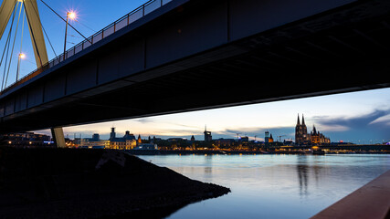 Severinsbrücke in Köln mit Rhein, Altstadt und kölner Dom