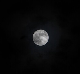 Obraz na płótnie Canvas full moon over black sky