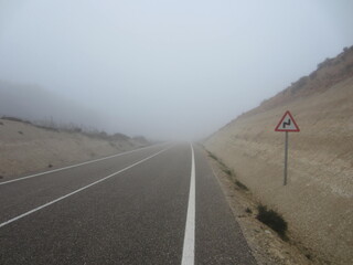 Carretera peligrosa en la niebla
