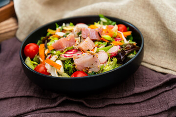 salad crude in melance of beans, kitchen of smoked tuna and sauce wasabi and cincemere