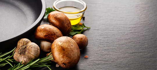 champignons and ingredient for roasting in pan
