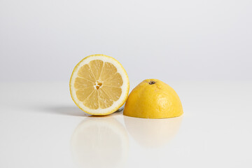 Zitrone vor weißem Hintergrund freigestellt