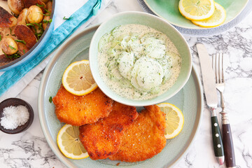 Schnitzel mit Gurkensalat