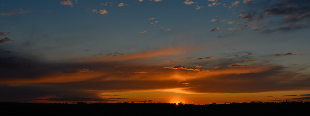Fototapeta na wymiar vast sunset over horizon