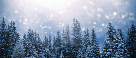 Weihnachts-Hintergrund oder bannen, schneebedeckter Nadelwald mit fallenden Flocken und Lichtern,...