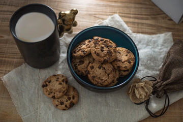 bowl con galletas y chispas de chocolate y taza de leche