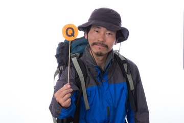 遭難から帰ってきた雰囲気の日本人男性が質問印を掲げる