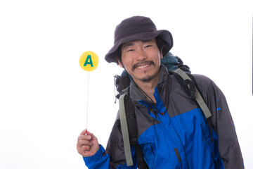 遭難から帰ってきた雰囲気の日本人男性が答え印を掲げる