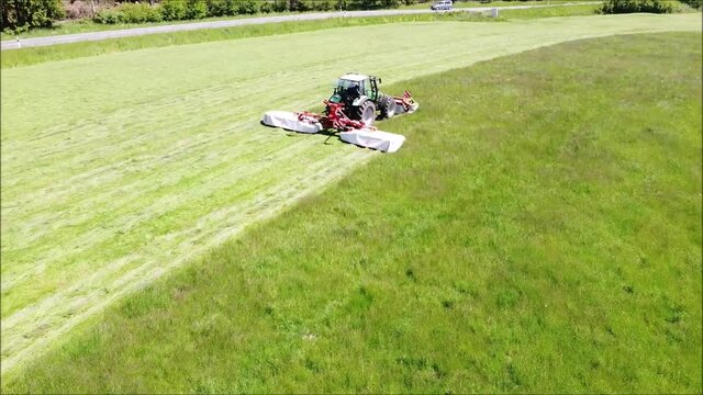 Bauer f&auml;hrt mit dem Traktor und m&auml;ht das Feld
