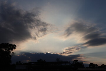 cielo nuvoloso con raggi di luce