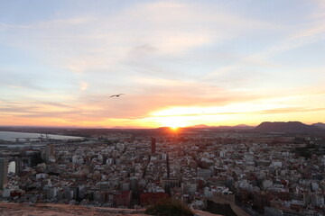 tramonto dall'alto della città con vista sulle montagne