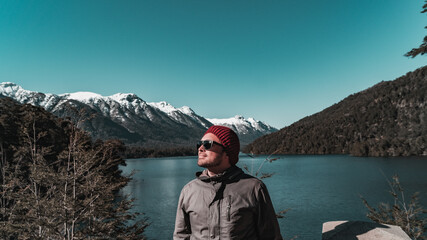 Lago azul modelo montanha neve
