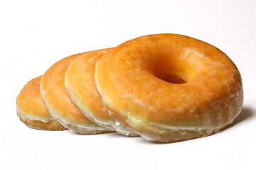 Linea de rosquillas de azúcar sobre fondo blanco
