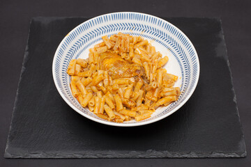A bowl of Libyan chicken pasta known as imbakbaka