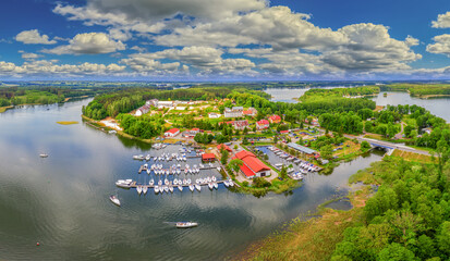  Mazury-kraina tysiąca jezior w północno-wschodniej Polsce © Janusz Lipiński
