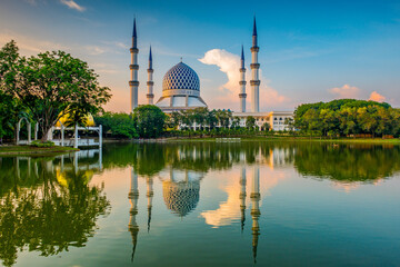 Fototapeta na wymiar The Sultan Salahuddin Abdul Aziz Shah Mosque