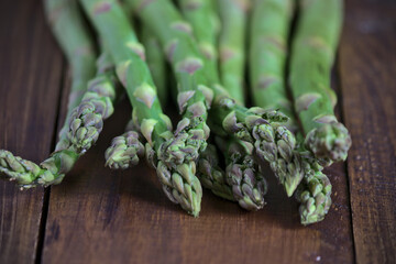 Espárragos verdes o trigueros sobre una tabla vieja de madera