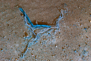 Stückchen Holz auf rauhem Untergrund, moderne Kunst