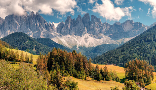 Amazing View of the Geisler or Odle Dolomites Group, Val di Funes, Val di Funes, Trentino Alto Adige, Italy, Europe. Magnificent view of Santa Magdalena village hills in front. Colorful autumn scene