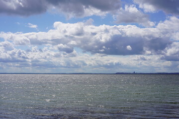 Panoramablick über die Ostsee in der Lübecker Bucht im Sonnenlicht