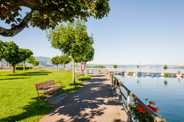 Obraz premium Rapperswil, Zürichsee, Seeufer, Hafen, Schiffssteg, Boote, Stadt, Seerundfahrt, Rapperswil-Jona, Seedamm, Holzbrücke, Sommer, Schweiz
