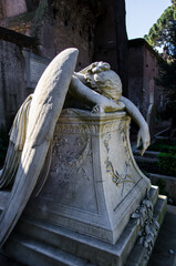 La statua di un angelo inginocchiato su una tomba del cimitero acattolico di Roma