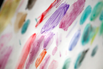 Bunte Farbkleckse mit Wasserfarbe gemalt