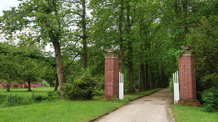 Eingang zu Wald . Tor aus Stein