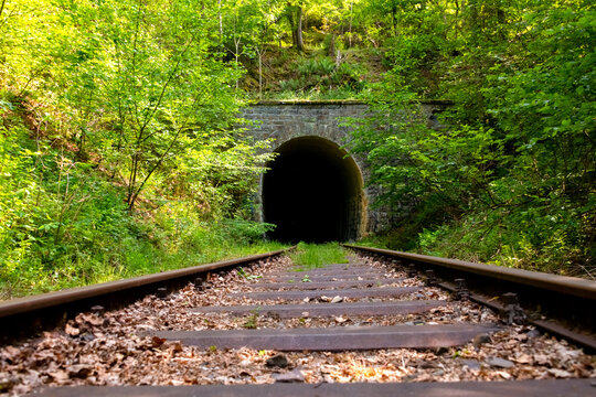 Tunnel Eisenbahn Portal Gleis Schienen Strecke Schleifkottenbahn Draisine Halver Oberbr&uuml;gge Sauerland Deutschland stillgelegt Wuppertalbahn Sticht Tunnel Volmetal Kunstbauwerk Mauer