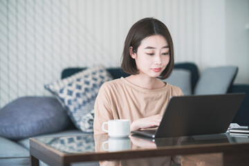 自宅でリモートワークする女性