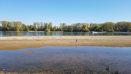 Niedrigwasser am Rhein. Low Water in The Rhine