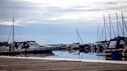 Marina im Morgengrauen