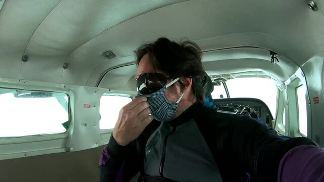 Skydiving tandem with protective mask after the lockdown
