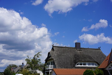 Straße mit Reethäusern an der Ostsee