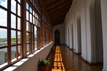 arquitectura interiores cielo azul ventanas piso calido arcos 