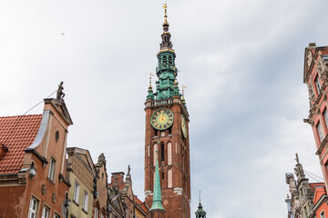 Obraz premium Gdansk, Poland - Juny, 2019: The Long Lane street in Gdansk. Architecture of the old town in Gdansk with city hall.