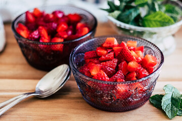 Salade de fruits frais - Fraises au sucre et menthe fraiche dans un bol