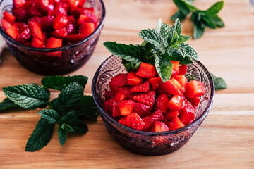 Salade de fruits frais - Fraises au sucre et menthe fraiche dans un bol