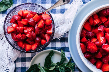 Salade de fruits frais - Fraises au sucre et menthe fraiche dans un bol © PicsArt
