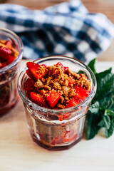 Crumble avec fraises et biscuits à la cannelle - Salade de fruits frais sucré