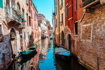 Fototapeta na wymiar Venice Canal, coloured houses