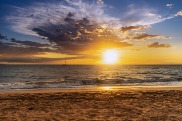 Fototapeta na wymiar Hawaiian sunset from Kamaole Beach on the Island of Maui